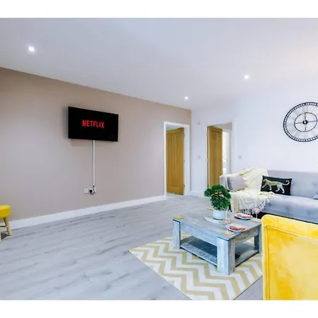 The Ecclesian Deluxe Near Trafford Centre Eccles Train Station * Manchester