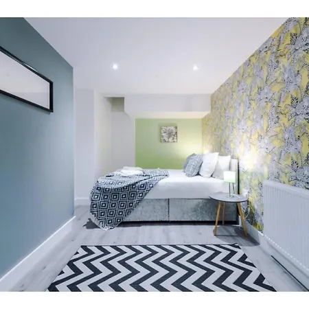 The Ecclesian Deluxe Near Trafford Centre Eccles Train Station Apartment