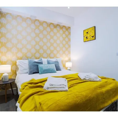 Apartment The Ecclesian Deluxe Near Trafford Centre Eccles Train Station