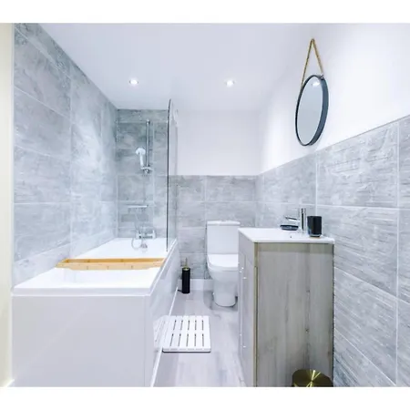 Apartment The Ecclesian Deluxe Near Trafford Centre Eccles Train Station *