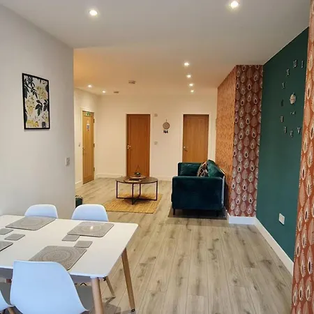 The Ecclesian Deluxe Near Trafford Centre Eccles Train Station Apartment