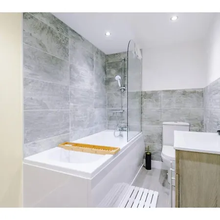 Apartment The Ecclesian Deluxe Near Trafford Centre Eccles Train Station *