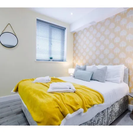The Ecclesian Deluxe Near Trafford Centre Eccles Train Station *