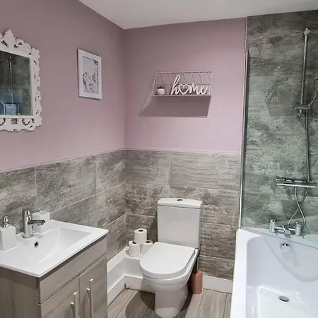 The Ecclesian Deluxe Near Trafford Centre Eccles Train Station Manchester