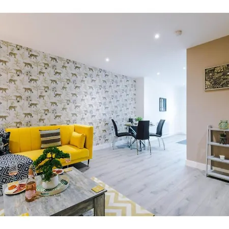 The Ecclesian Deluxe Near Trafford Centre Eccles Train Station