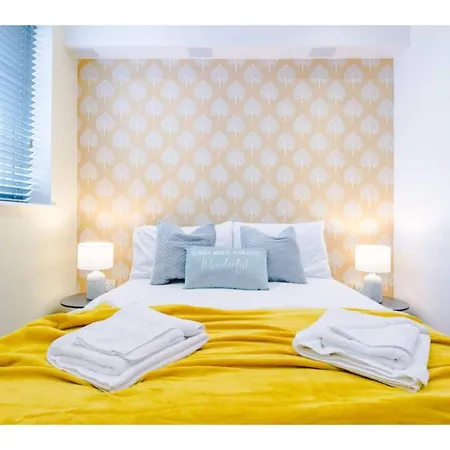 The Ecclesian Deluxe Near Trafford Centre Eccles Train Station Apartment