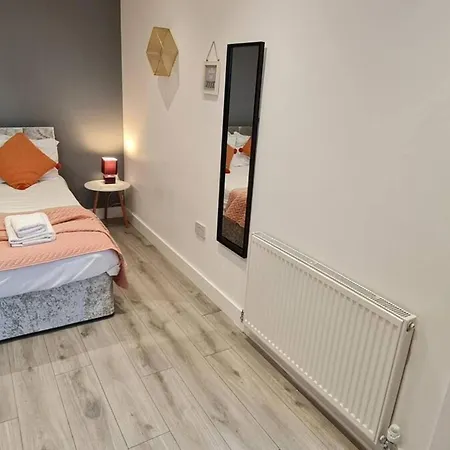 The Ecclesian Deluxe Near Trafford Centre Eccles Train Station *