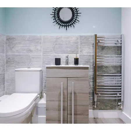The Ecclesian Deluxe Near Trafford Centre Eccles Train Station Apartment