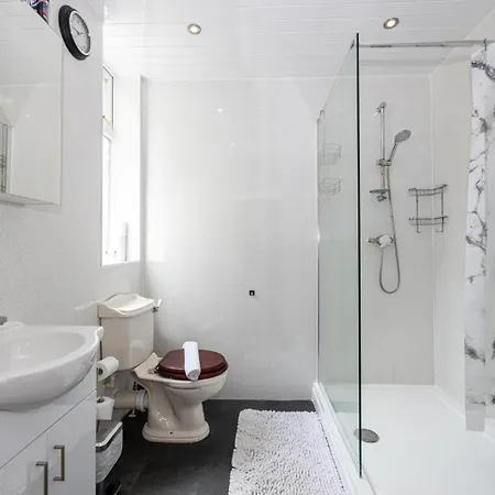 Semesterbostad Guestready - Enchanting Life In Gorse Hill Manchester