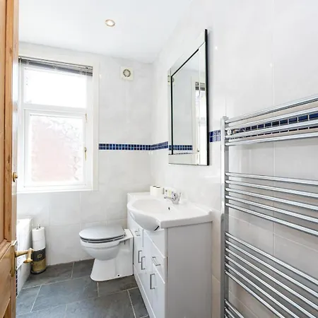 Guestready - Enchanting Life In Gorse Hill בית נופש *