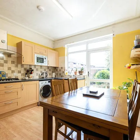 Guestready - Enchanting Life In Gorse Hill 펜션 맨체스터