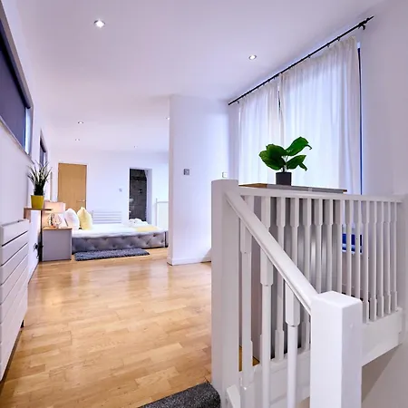 Pluxa Citronella -2 Floors Of Football Location With Workspace マンチェスター