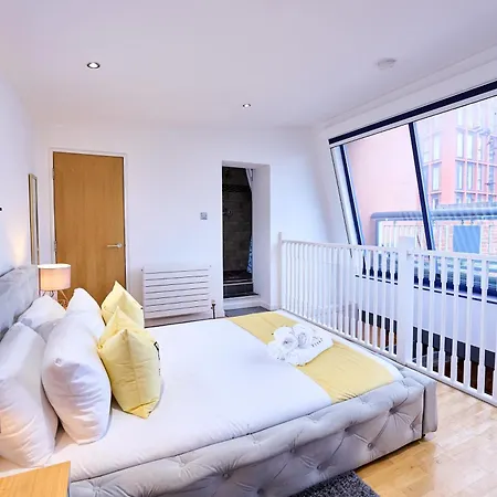 Pluxa Citronella -2 Floors Of Football Location With Workspace Apartment