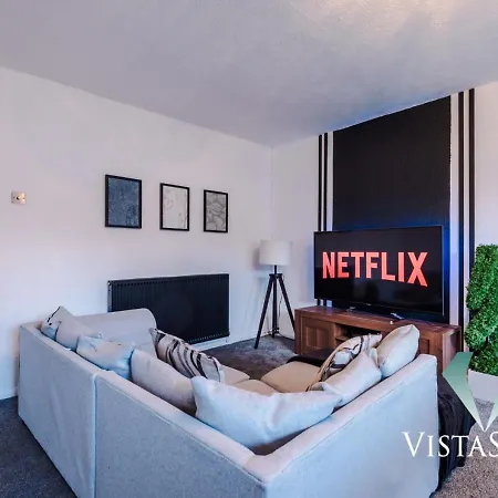 Spacious 4bdr House By Vista Short Lets & Serviced With Driveway Parking & Pool Table Manchester