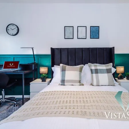 Spacious 4bdr House By Vista Short Lets & Serviced With Driveway Parking & Pool Table Manchester