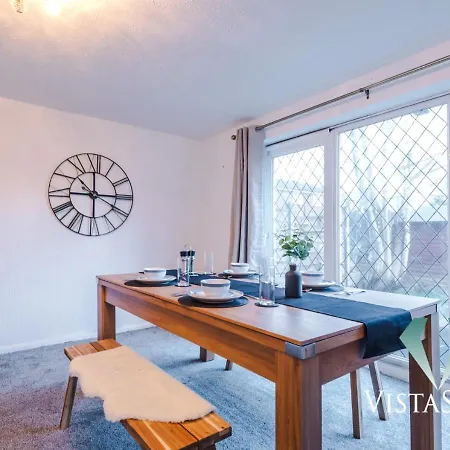 別荘 Spacious 4bdr House By Vista Short Lets & Serviced With Driveway Parking & Pool Table