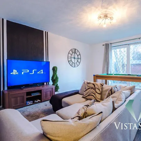 Spacious 4bdr House By Vista Short Lets & Serviced With Driveway Parking & Pool Table Casa vacanze *