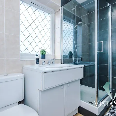 Spacious 4bdr House By Vista Short Lets & Serviced With Driveway Parking & Pool Table マンチェスター