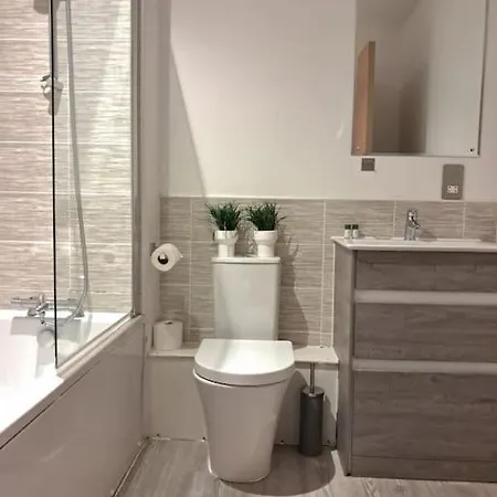 Spacious 2 Bed Duplex Salford M5 *
