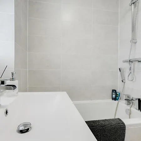 Hilltop House In - Free Parking Holiday home