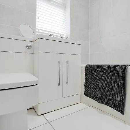 Hilltop House In - Free Parking Holiday home