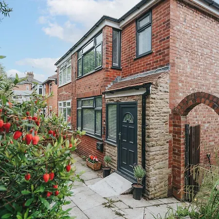 Hill Lane In - Free Parking