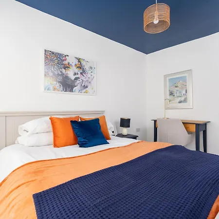 Hill Lane In - Free Parking