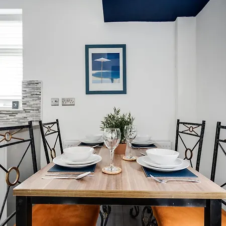 Hilltop House In - Free Parking Holiday home