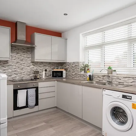 Hill Lane In - Free Parking *