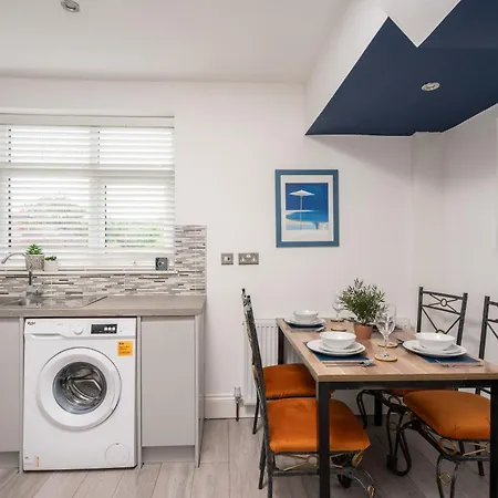 Hill Lane In - Free Parking *