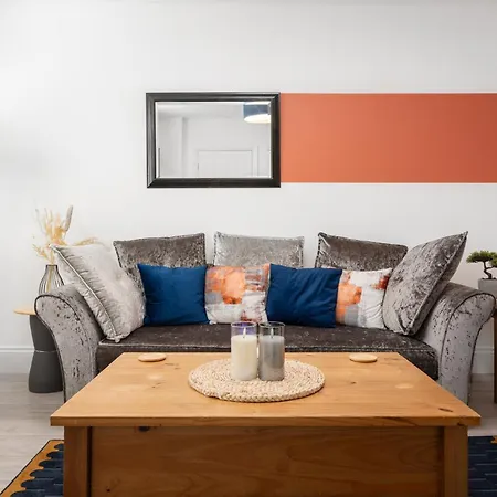 Hill Lane In - Free Parking *