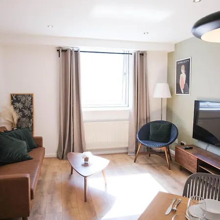 Modern & Premium 2br 2ba Center