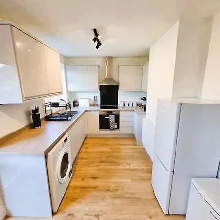 House With 3 Bedroom And 2 Parking Bays - Airport 6 Min Walk Holiday home *
