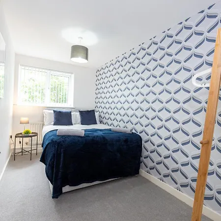Apartment Near Centre, Etihad, Coop Live