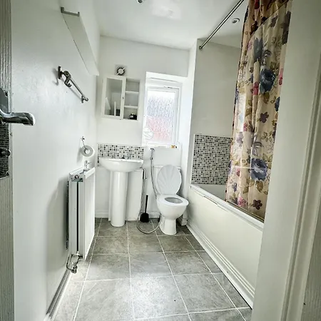 Roomy 3-bed With Complimentary Parking! Apartment Manchester