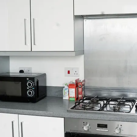 Roomy 3-bed With Complimentary Parking! Apartment