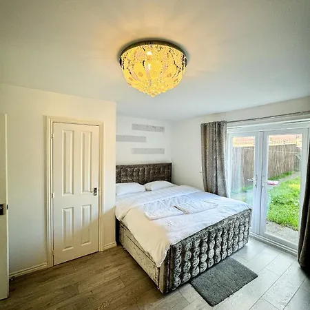 Apartment Roomy 3-bed With Complimentary Parking!