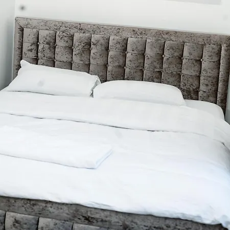 Roomy 3-bed With Complimentary Parking! * Manchester