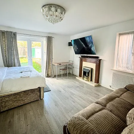 Roomy 3-bed With Complimentary Parking! Apartment *