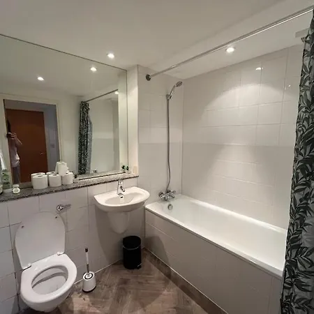 Stylish Centre With Large Balcony Manchester