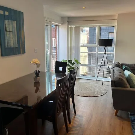 Stylish Centre With Large Balcony Apartment *