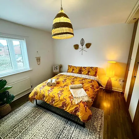 Modern Rooms In 4-Bed House - Walking Distance To Coop Live ,Etihad, Ancoats And City Centre Guest house