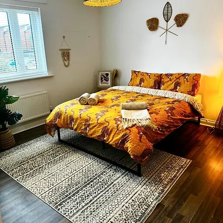 Modern Rooms In 4-Bed House - Walking Distance To Coop Live ,Etihad, Ancoats And City Centre Guest house