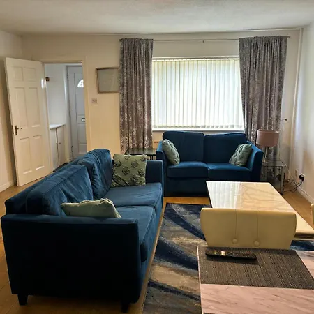 Spacious 3 Bed House ,1 Tram Stop From Man Fc Stadium Sleep 6 , Free Parking *