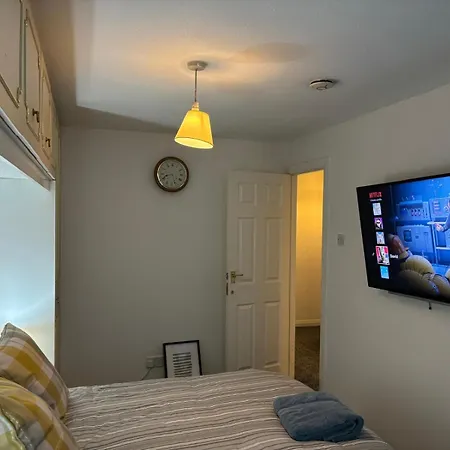 Spacious 3 Bed House ,1 Tram Stop From Man Fc Stadium Sleep 6 , Free Parking *