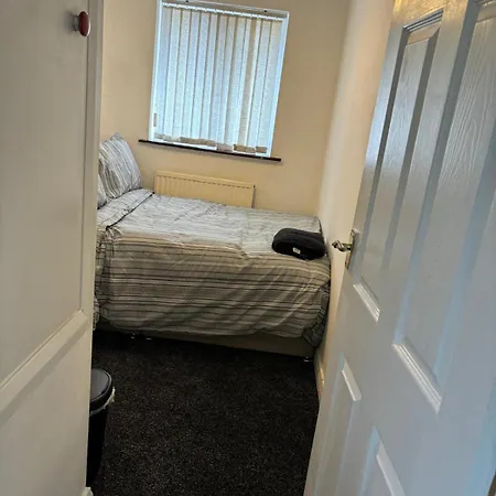 Spacious 3 Bed House ,1 Tram Stop From Man City Fc Stadium Sleep 6 , Free Parking Hotel Manchester