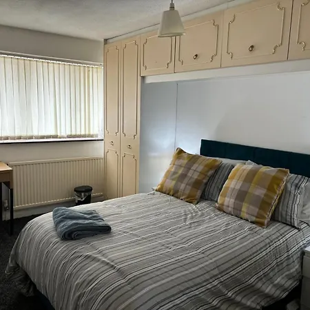 Spacious 3 Bed House ,1 Tram Stop From Man City Fc Stadium Sleep 6 , Free Parking Hotel
