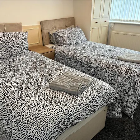 Hotel Spacious 3 Bed House ,1 Tram Stop From Man City Fc Stadium Sleep 6 , Free Parking 3*