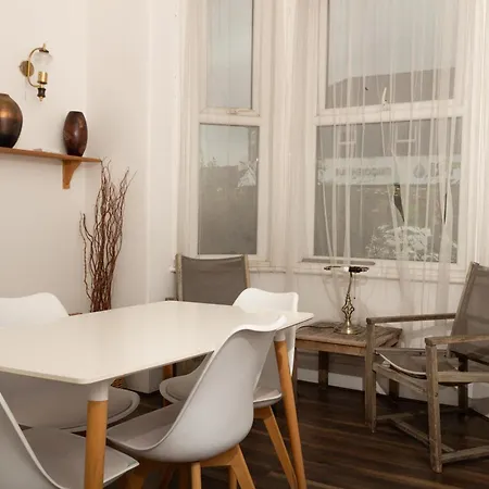 Homely Ensuite Near Centre Apartment