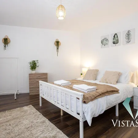 Spacious 5bdr House By Vista Short Lets & Serviced With Free Wifi, Parking & Netflix *